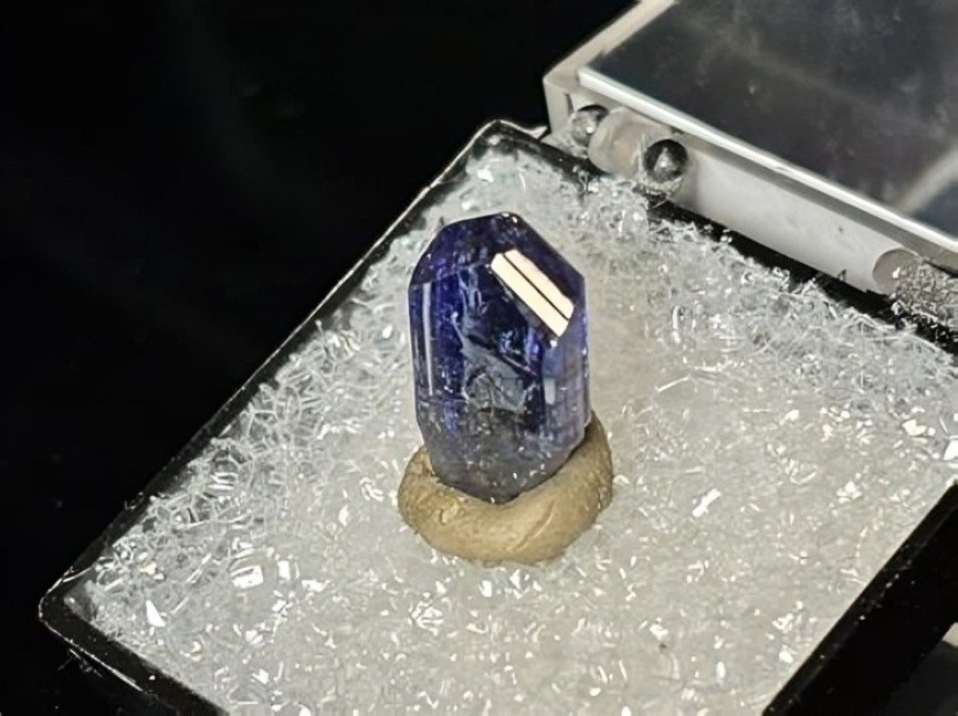 Single blue crystal in box. | Siuolroffa