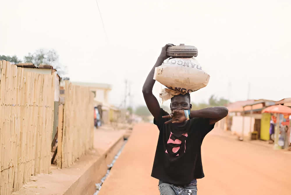 Person carrying sack on head. | Siuolroffa